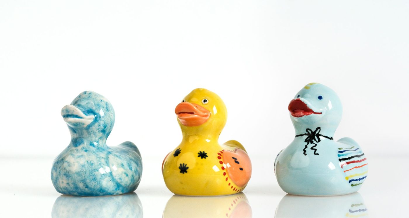 Drie keramieken eendjes