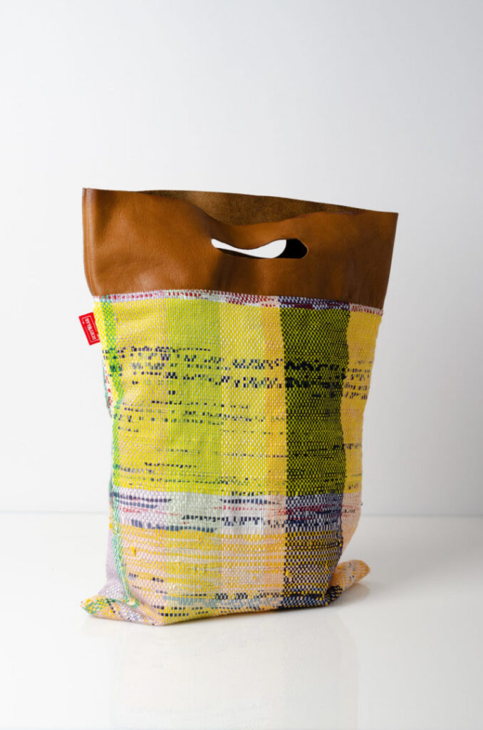 Tas geweven plastic met leren handvat
